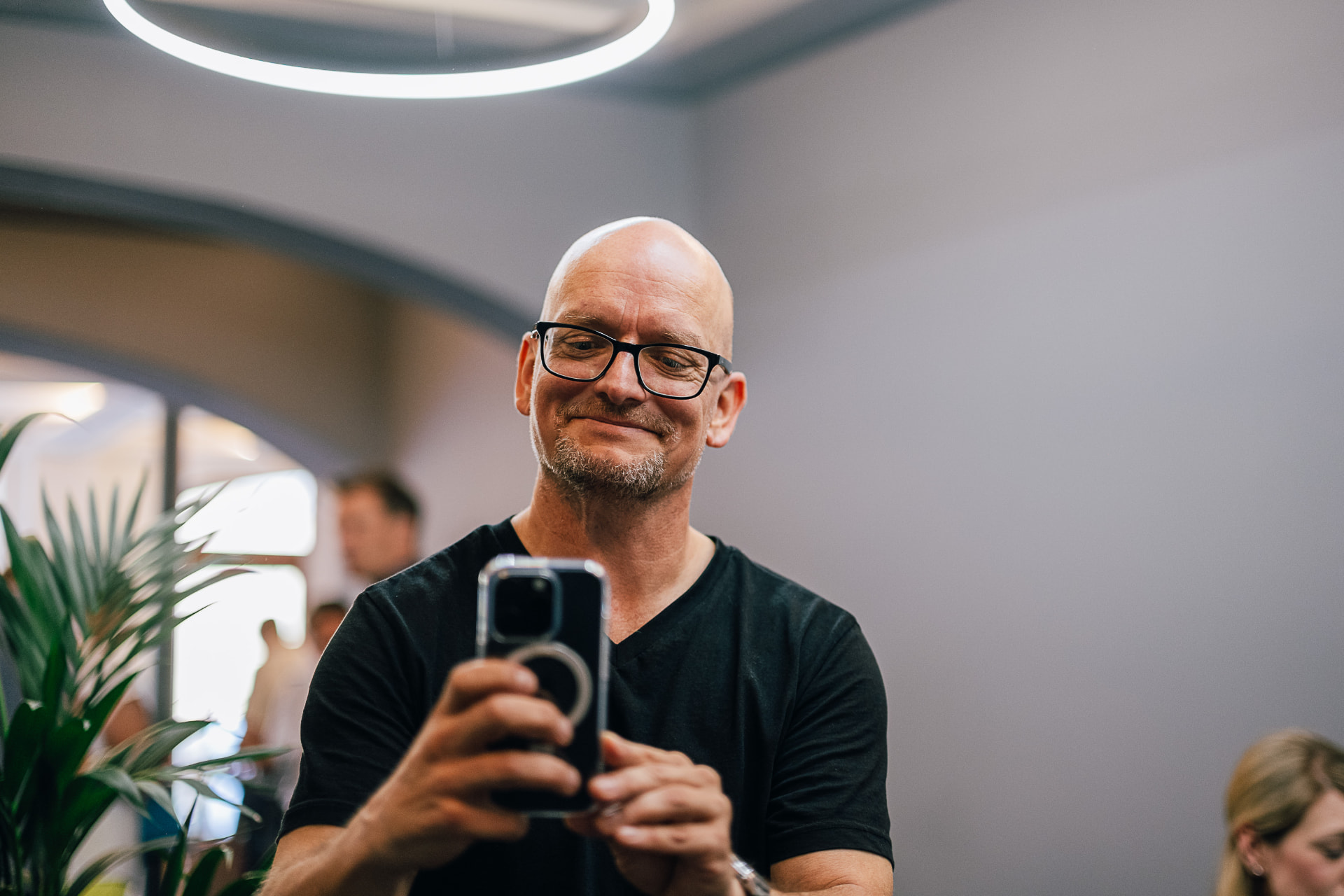 Christoph Scholze filmt im Seminar mit dem Smartphone